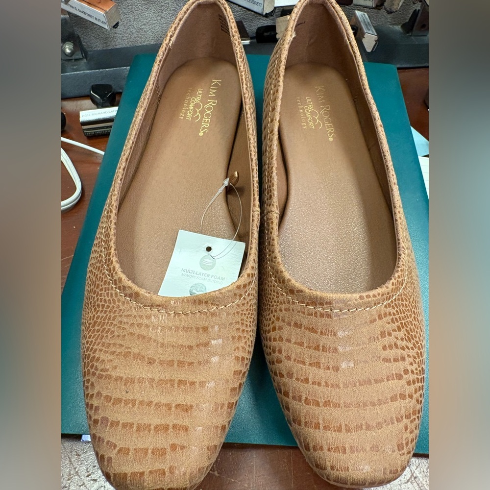 NWT  Kim Rogers Women's Tan Flats  
Size 10W - Picture 7 of 8